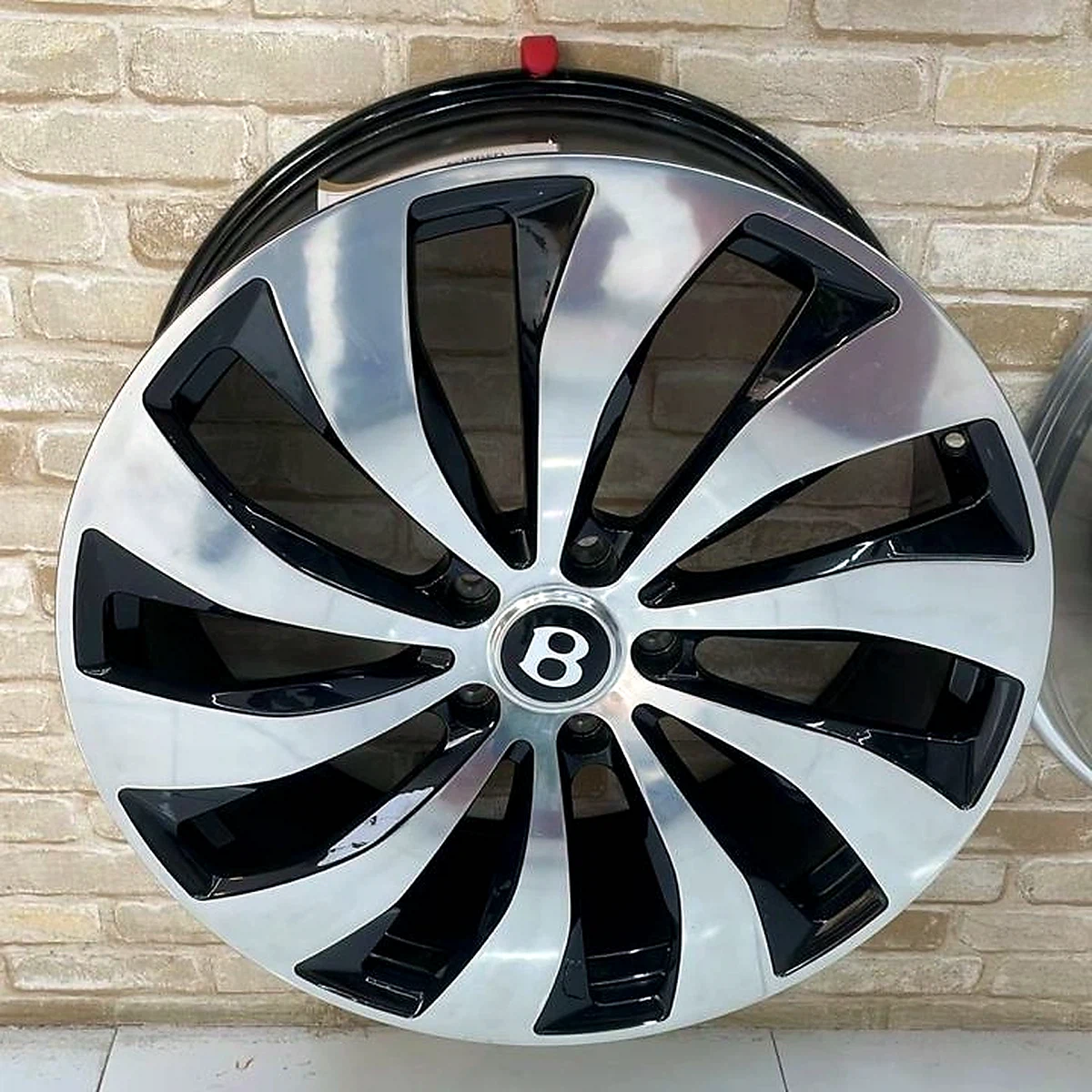 Bentley multi-spoke machined and black wheel