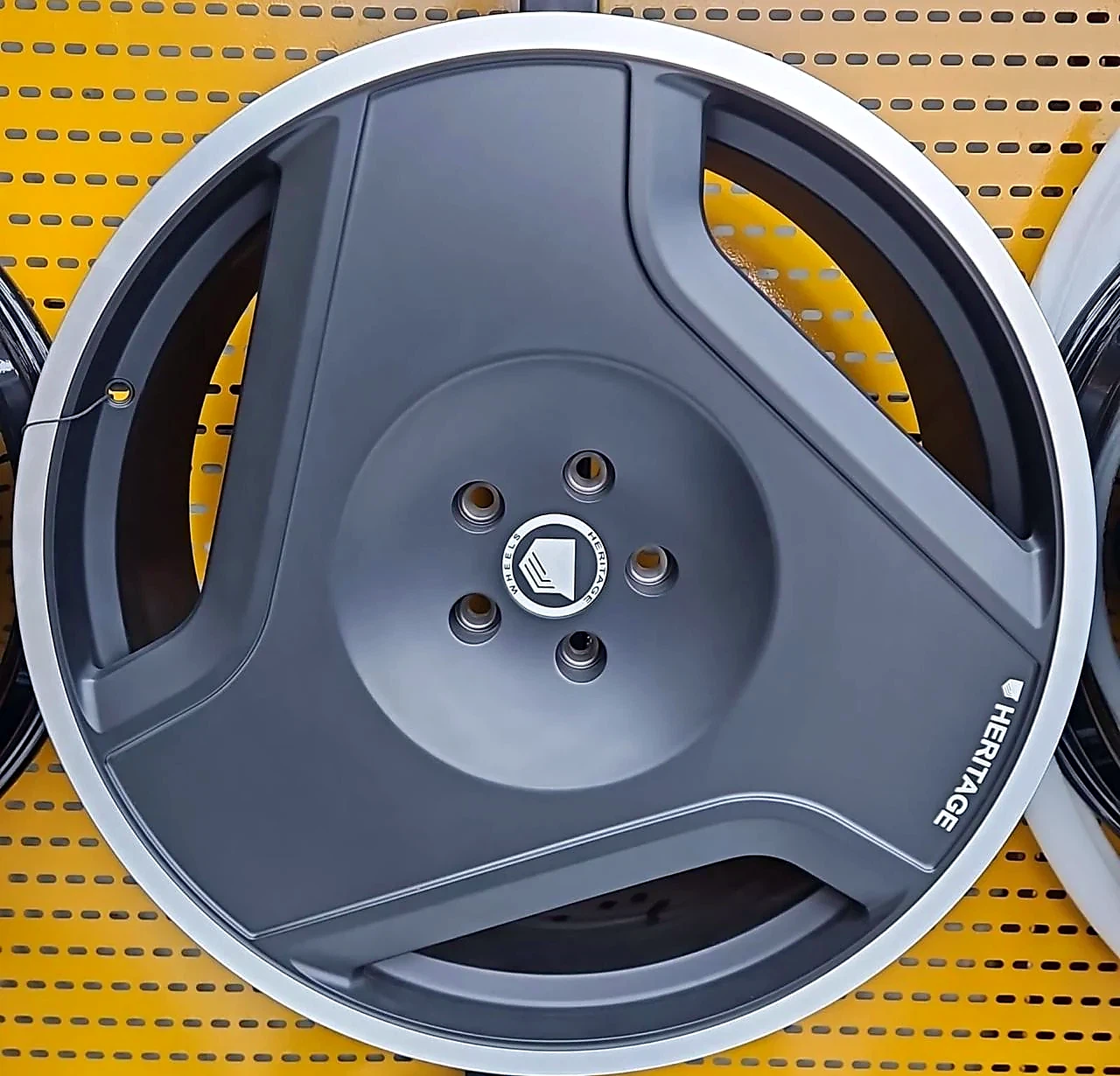 Heritage 3-Spoke Grey wheel