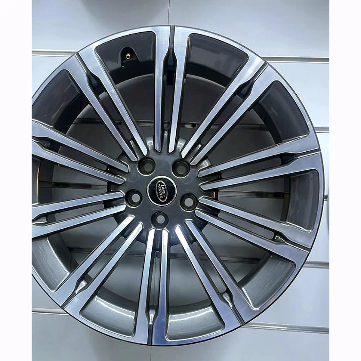 Range Rover Multi-Spoke Showroom Wheel wheel